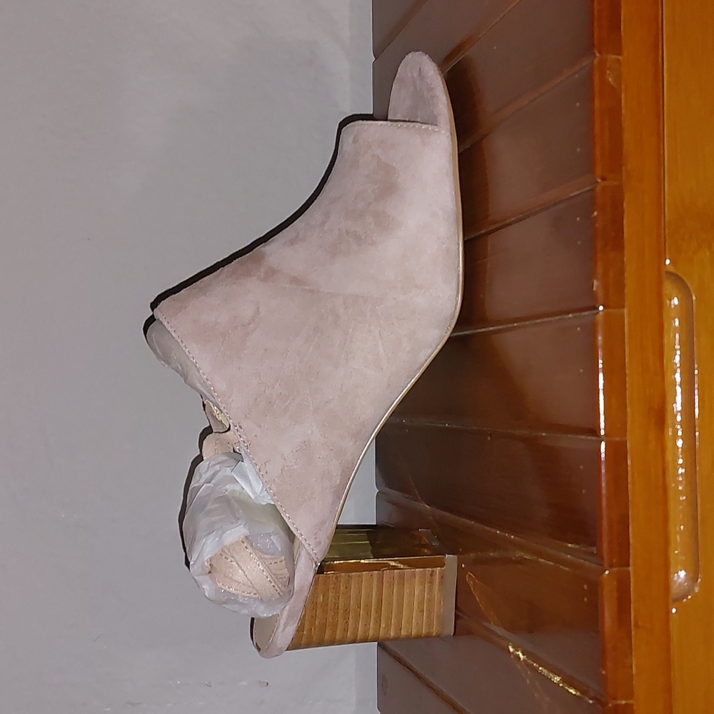 NWOT Adrienne Vittadini suede heels size 10 color cashew - Picture 2 of 10